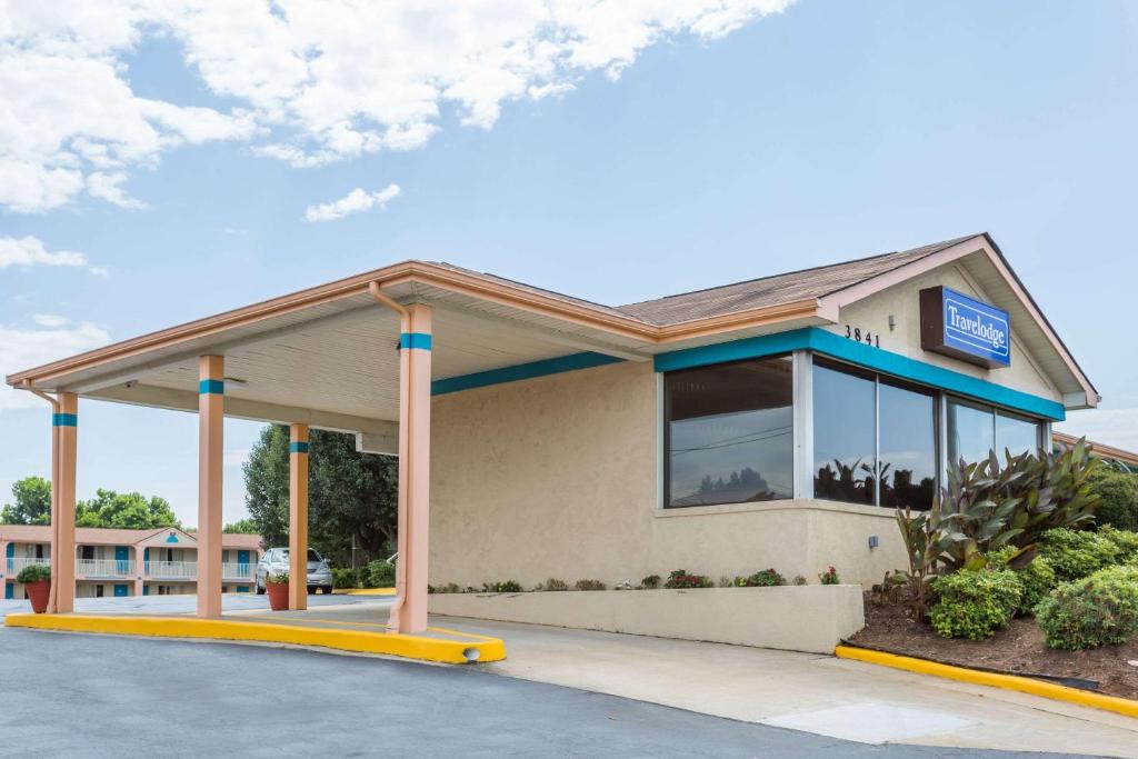 Travelodge by Wyndham Ridgeway Martinsville Area Main image 1